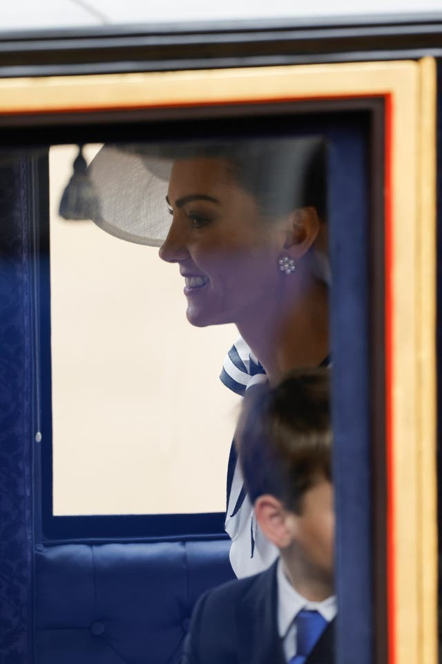 Independent ghi nhận tình hình đám đông công chúng reo hò, huýt sáo, thể hiện sự vui mừng với dòng người diễu hành.