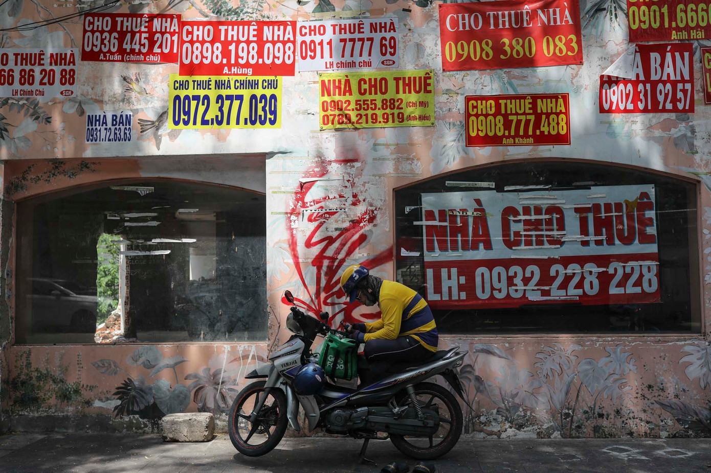 Giá thuê được môi giới báo lên đến 1 tỷ đồng/tháng, không thương lượng thêm. Tuy nhiên, chủ nhà chấp nhận phương án “xé lẻ” 3 mặt bằng với giá thuê lần lượt là 15.000 USD, 17.000 USD và 25.000 USD.