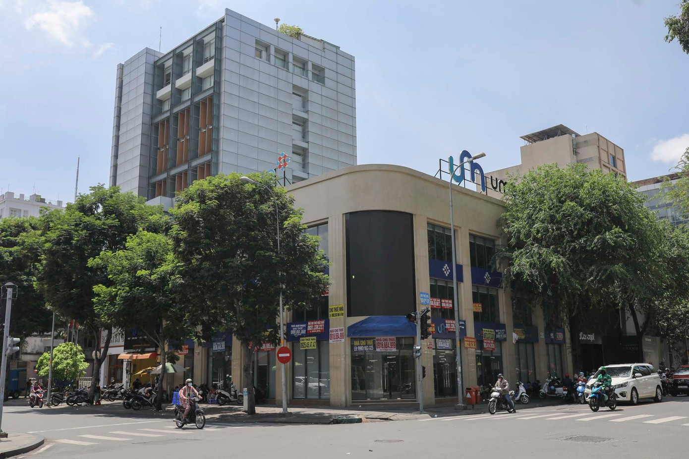 Mặt bằng có vị trí đắc địa góc đường Trần Cao Vân - Hai Bà Trưng từng được một công ty tài chính thuê trong thời gian ngắn nay cũng chung cảnh ngộ bị trả mặt bằng. Hiện nơi này đang được rao cho thuê với mức giá 500 triệu đồng/tháng trên các sàn giao dịch bất động sản.