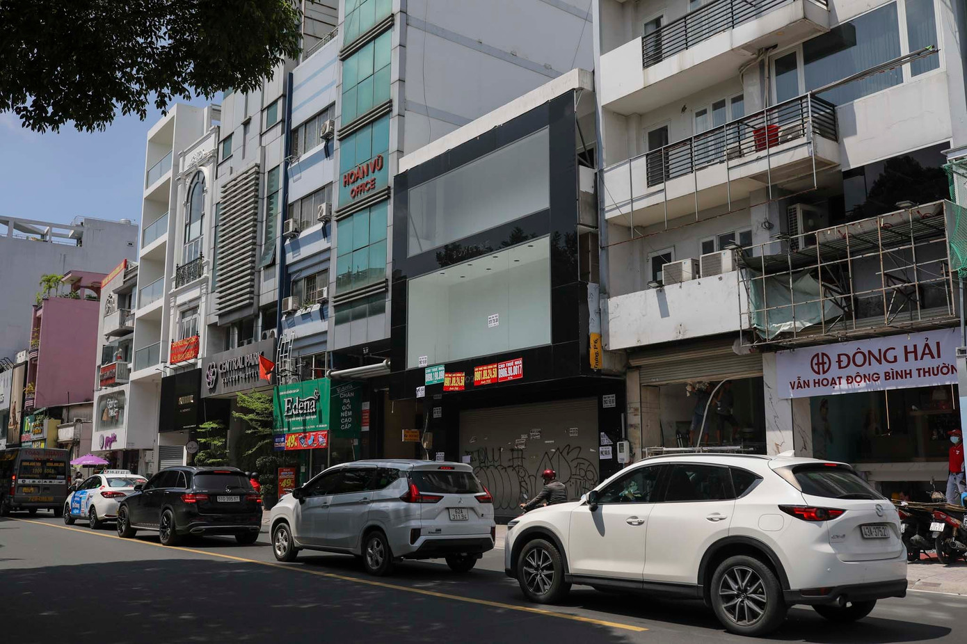 Cách đó khoảng vài trăm mét, hàng loạt mặt bằng đối diện công viên Lê Văn Tám cũng trong tình trạng tương tự.