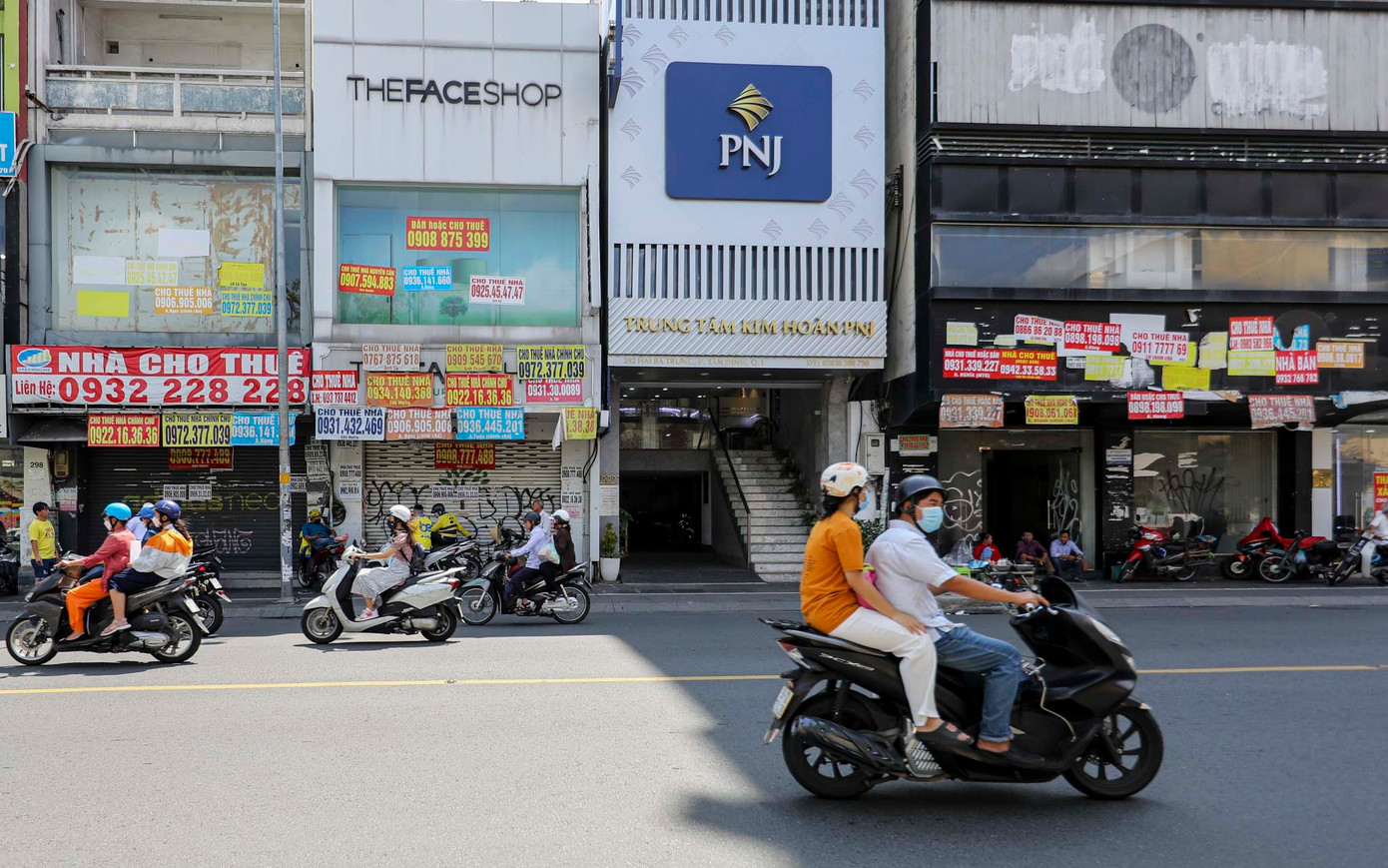 Cũng trên tuyến đường này, ba mặt bằng nằm liền kề nhau đoạn đối diện nhà thờ Tân Định cũng đóng cửa nhiều tháng qua. Đây từng là nơi kinh doanh của các thương hiệu lớn trong ngành thời trang, ẩm thực, cửa hàng tiện lợi và mỹ phẩm...