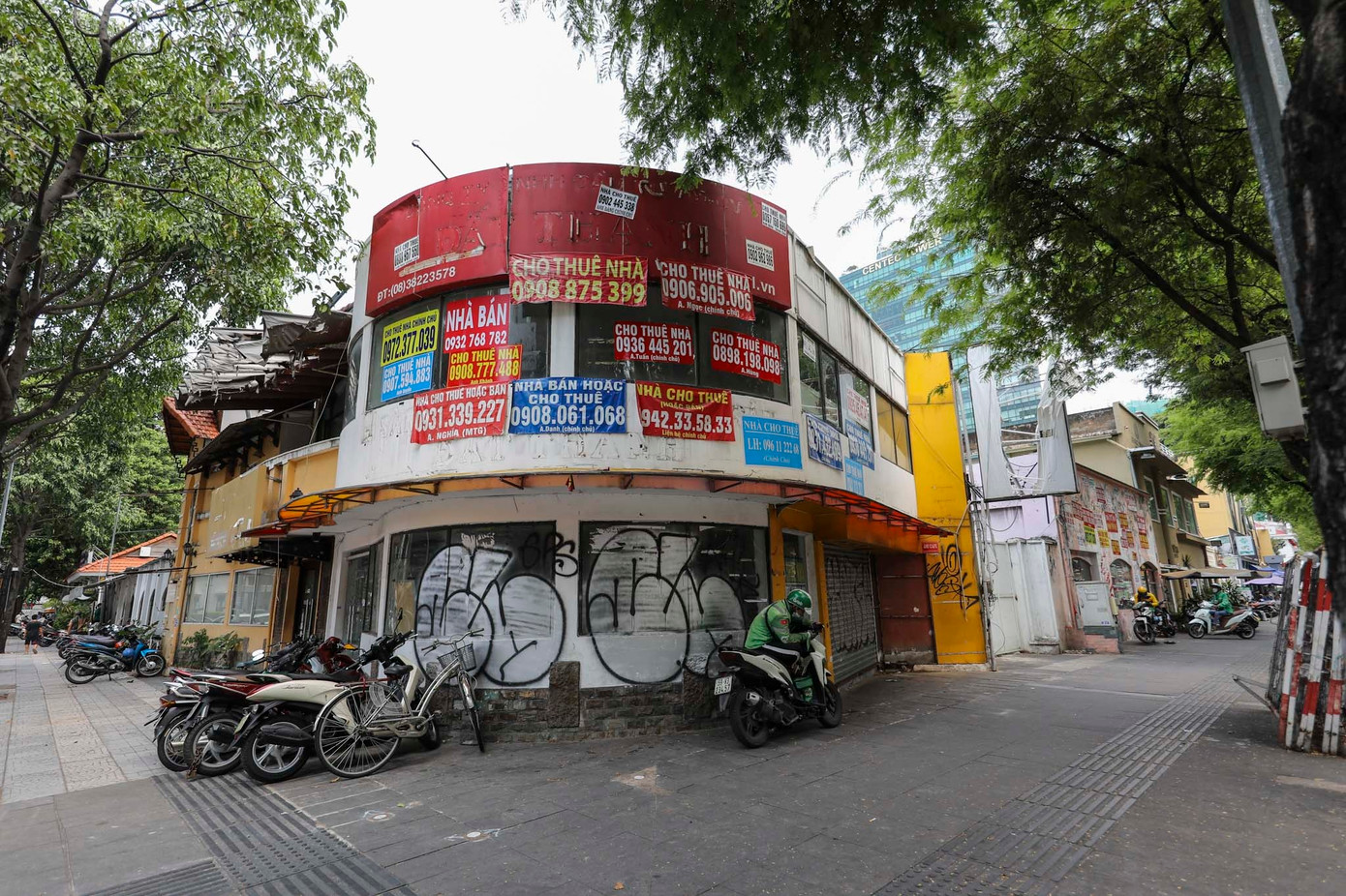 Nhiều tháng qua, ba mặt bằng liên tiếp nhau nằm ngay ngã ba Hai Bà Trưng - Nguyễn Văn Chiêm (quận 1) vẫn đóng cửa.