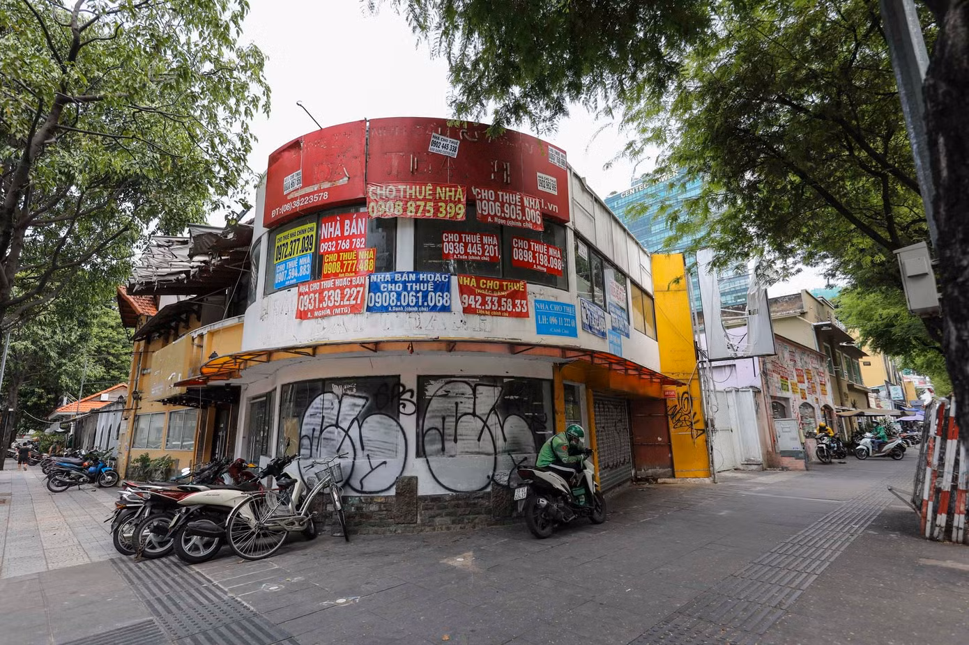 Nhiều tháng qua, ba mặt bằng liên tiếp nhau nằm ngay ngã ba Hai Bà Trưng - Nguyễn Văn Chiêm (quận 1) vẫn đóng cửa.