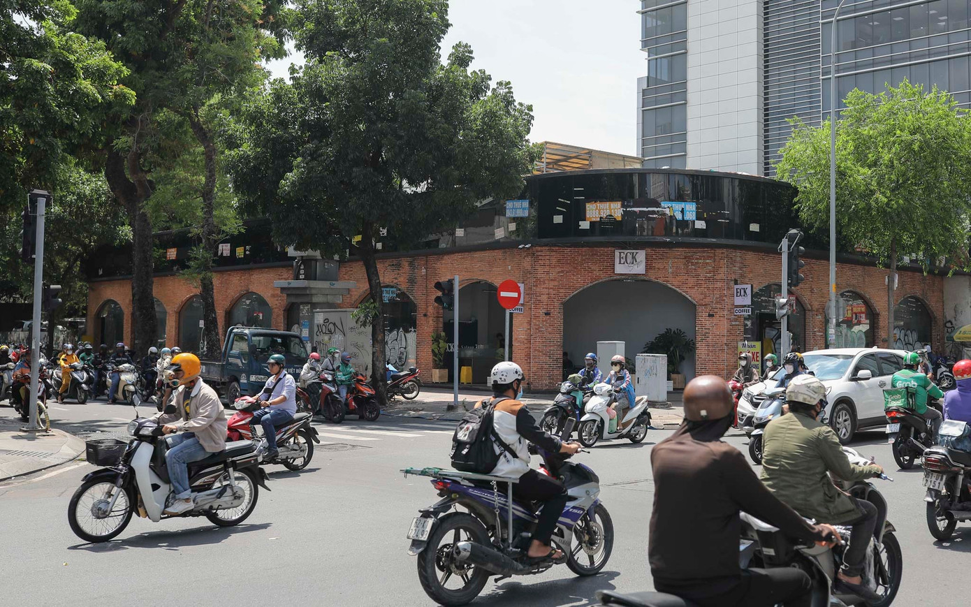 Nằm ngay mặt tiền ngã tư Hai Bà Trưng - Nguyễn Đình Chiểu (quận 3), mặt bằng rộng 1.000 m2 này từng được một doanh nghiệp chuyên phân phối hàng thời trang cao cấp thuê đã đóng cửa từ đầu năm 2022. Tuy nhiên, đến nay vẫn chưa có đơn vị nào thuê lại dù đây từng được coi là &quot;mặt bằng vàng&quot;.