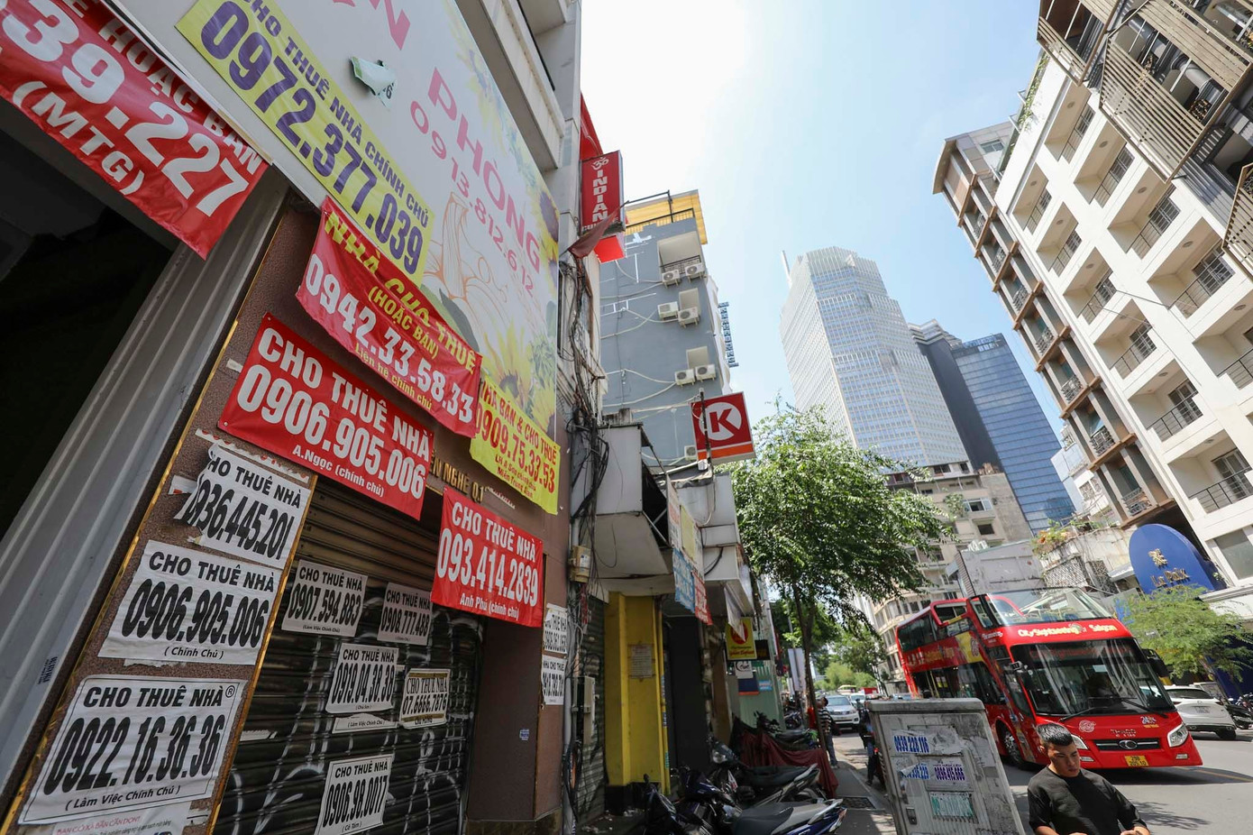 Một tòa nhà văn phòng gần khu vực tượng đài Trần Hưng Đạo cũng bị dán chi chít bảng quảng cáo cho thuê.