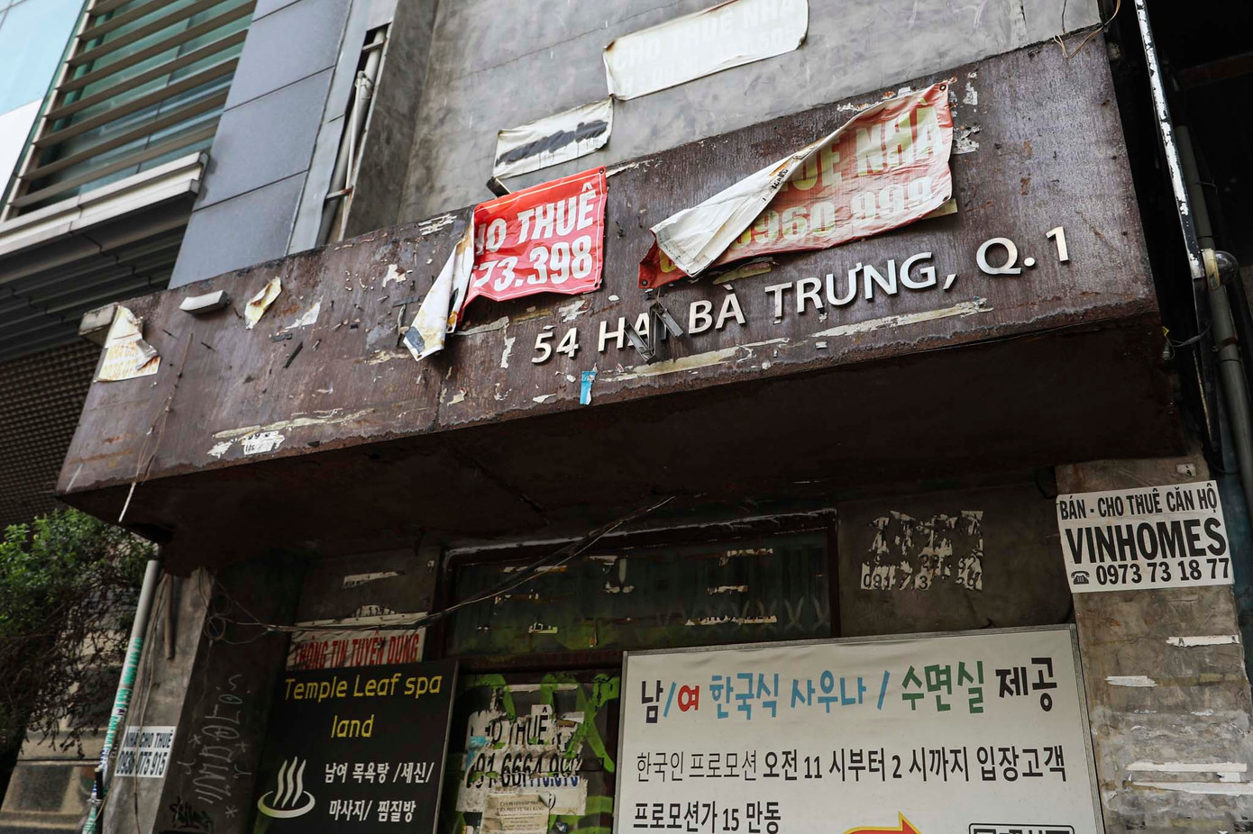 Không khó để bắt gặp những mặt bằng ở vị trí đắc địa vẫn trong tình trạng ế ẩm, xuống cấp gây mất mỹ quan đô thị trên tuyến đường này.