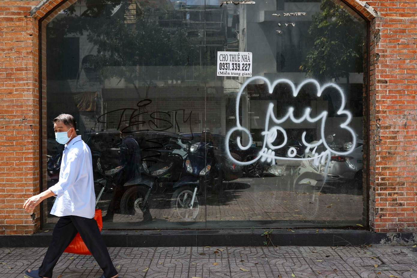 Hiện tại, nơi này được tận dụng làm bãi giữ xe máy và mở một quán cà phê nhỏ. Môi giới chào thuê với mức giá 800 triệu đồng/tháng trong thời hạn 2 năm, giảm khoảng 100 triệu đồng so với thời điểm cuối năm 2022.