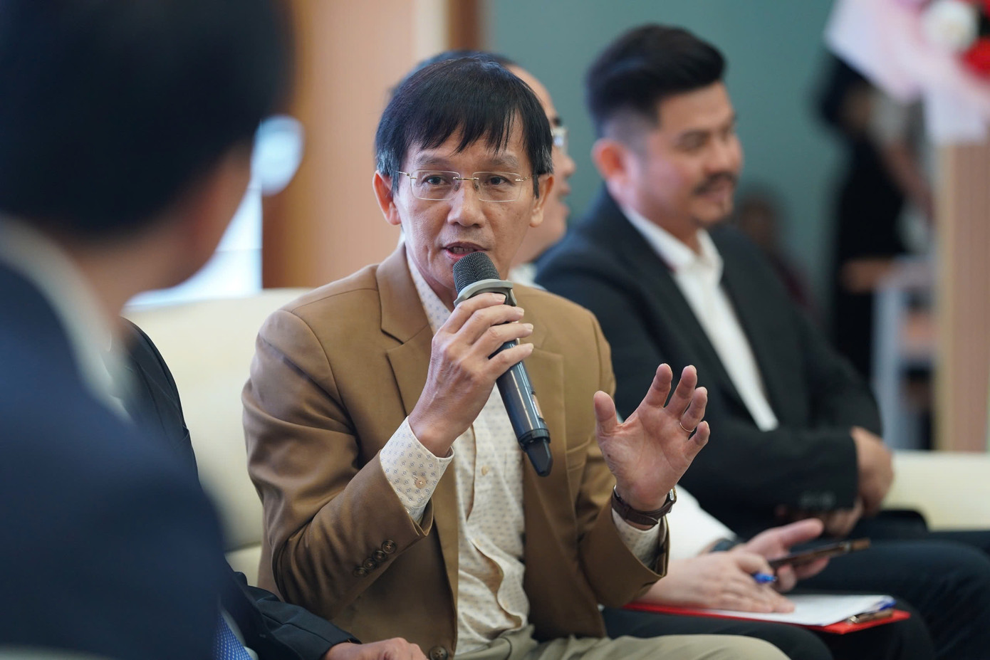 Nhà báo Thanh Tùng (Báo Thanh Niên) thảo luận tại hội thảo. Nhà báo Thanh Tùng (Báo Thanh Niên) thảo luận tại hội thảo.