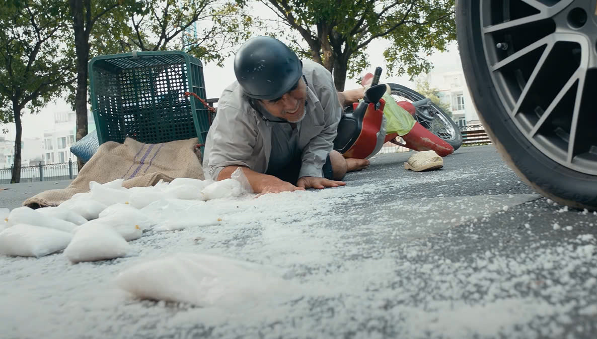 Quyền Linh có nhiều cảnh quay khó như dầm mưa suốt nửa ngày, gặp tai nạn giao thông. Quyền Linh có nhiều cảnh quay khó như dầm mưa suốt nửa ngày, gặp tai nạn giao thông.