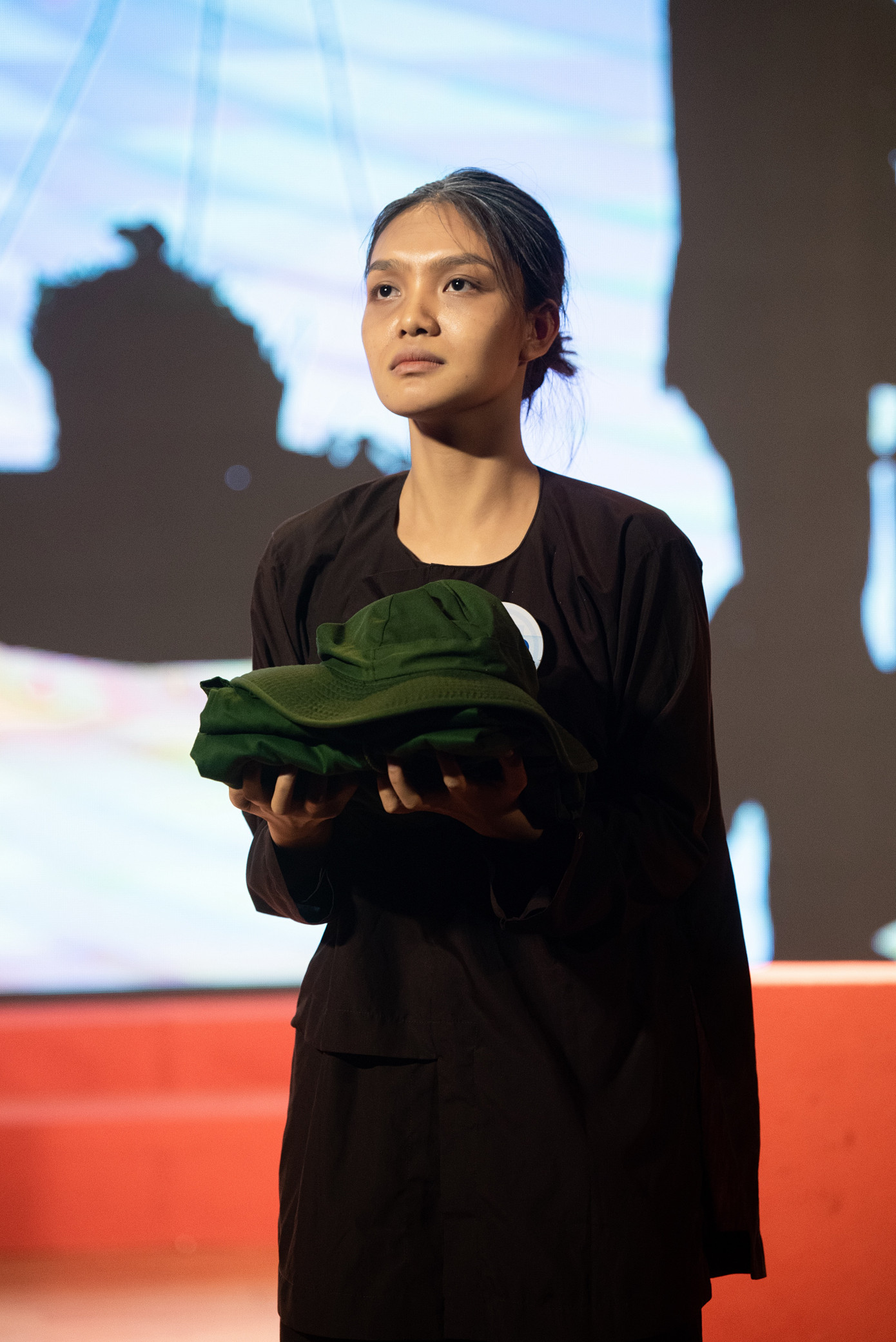 Thí sinh Nguyễn Thị Phượng (SBD 039) thể hiện năng khiếu diễn xuất với hình ảnh người mẹ miền Nam. Chia sẻ với Tiền Phong, đại diện ban tổ chức nói các cô gái tại Miss World Vietnam 2023 đa phần ở độ tuổi 19-20. Tuy còn trẻ nhưng họ có ý thức tôn trọng và giữ gìn văn hóa VIệt.