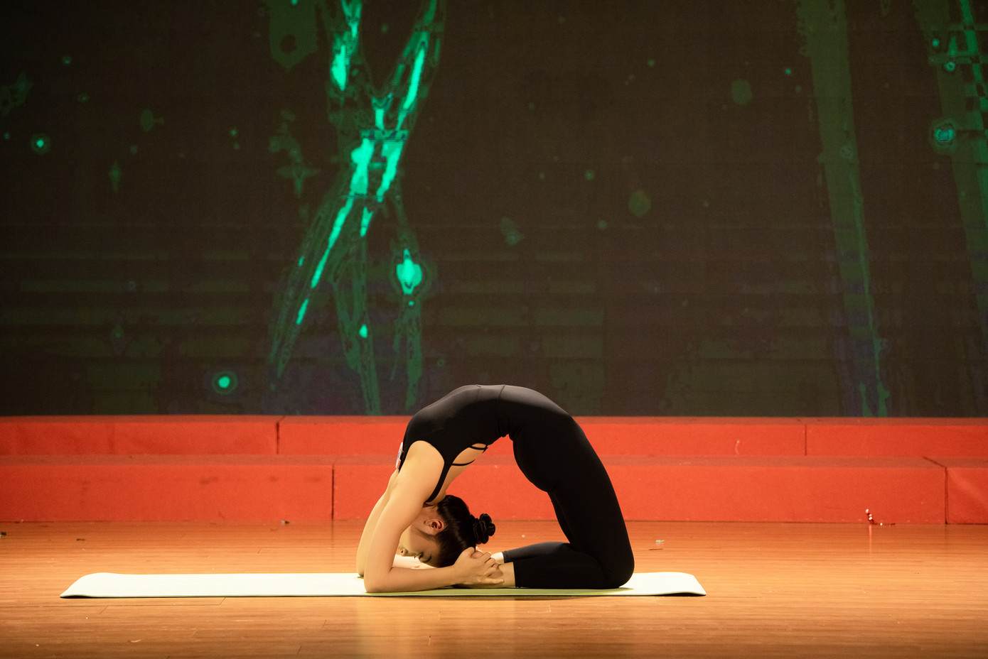 Thí sinh Nguyễn Thị Kiều Oanh (SBD 278) thể hiện khả năng uốn dẻo cơ thể với phần thi yoga nghệ thuật. Cô là thí sinh duy nhất của Hoa hậu Thế giới Việt Nam mang yoga lên sân khấu Tài năng.