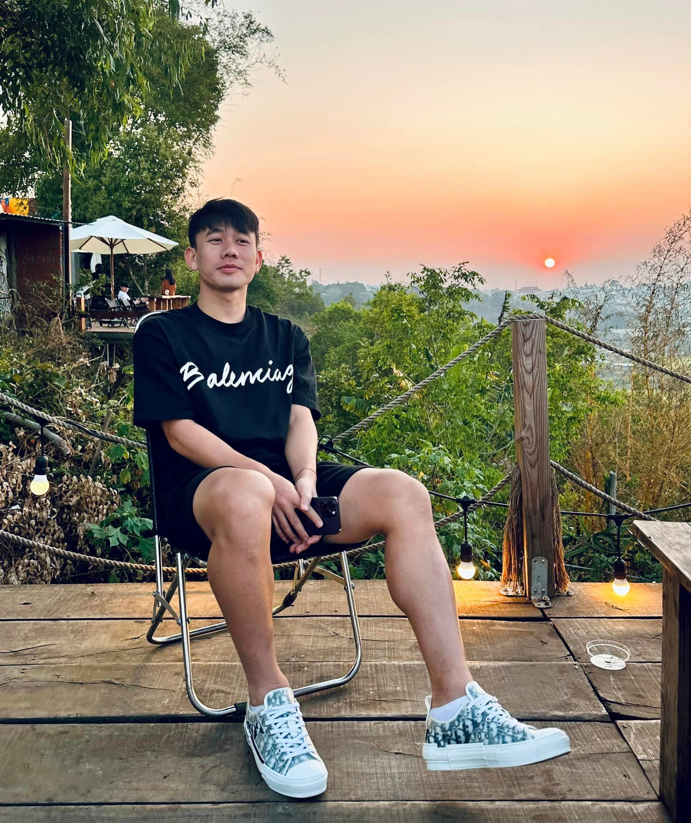 Sau trận V.League 2023 vòng 5, khi HAGL (câu lạc bộ Minh Vương đang thi đấu) chiến thắng Viettel với tỷ số 4-1 trên sân Hàng Đẫy, nữ MC, diễn viên đăng lên trang cá nhân ảnh chụp tỷ số trận đấu. Cộng đồng mạng cho rằng đây là hành động ngầm ủng hộ bạn trai của Thu Hương. Thông tin cô hẹn hò tiền vệ tuyển Việt Nam càng đúng cho đến khi cô xác nhận.