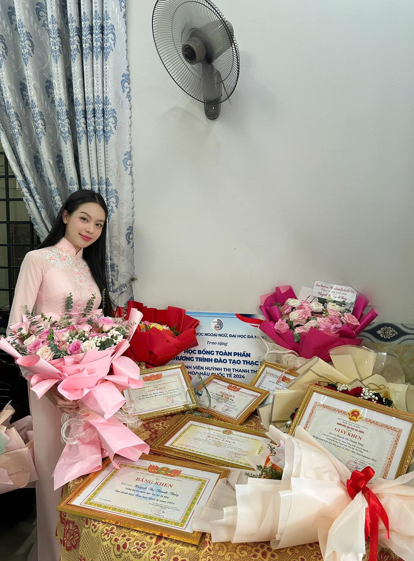 Khoảnh khắc Thanh Thủy khoe giấy khen, bằng khen, hoa và quà tại nhà sau khi kết thúc chuỗi hoạt động về thăm quê hương Đà Nẵng.