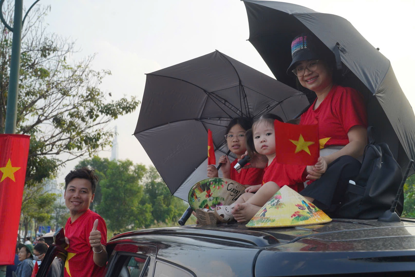 Người dân chuẩn bị sẵn nhiều dụng cụ che nắng, chờ đón tiêm kích, máy bay lượn trên bầu trời và đoàn diễu binh, diễu hành của các khối lực lượng.