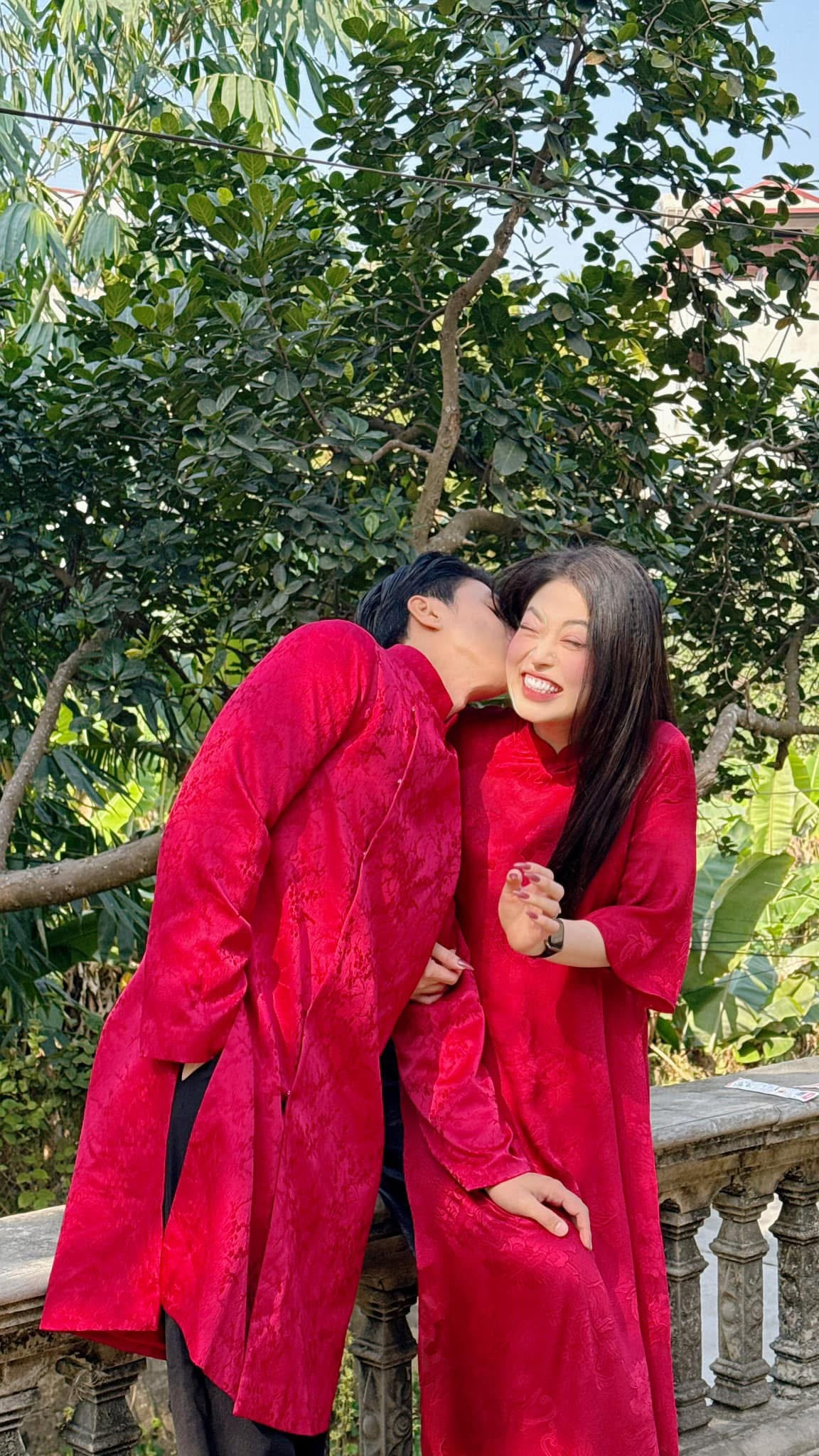 Á hậu Phương Nga và Bình An giữ nguyên phong cách chụp ảnh hài hước. Từ đêm 29 Tết, vợ chồng Á hậu Việt Nam 2018 liên tục gây chú ý khán giả với loạt ảnh ăn Tết độc đáo, không giống ai.