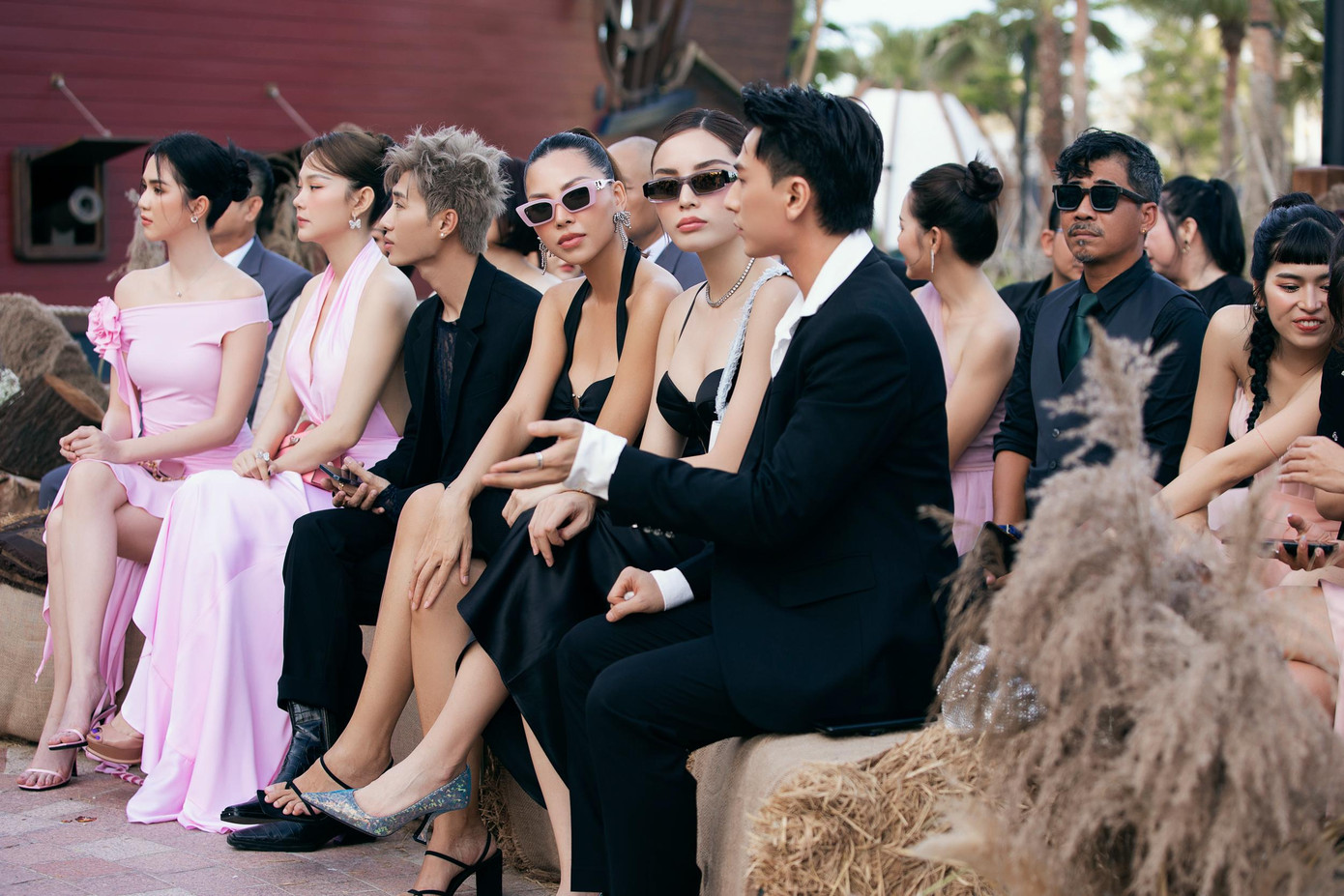 Đôi bạn thân Kỳ Duyên và Minh Triệu diện váy đen gợi cảm đến dự tiệc cưới của Diệu Nhi - Anh Tú. Trong khi đó, Isaac diện vest lịch lãm đến dự ngày trọng đại của đồng nghiệp.