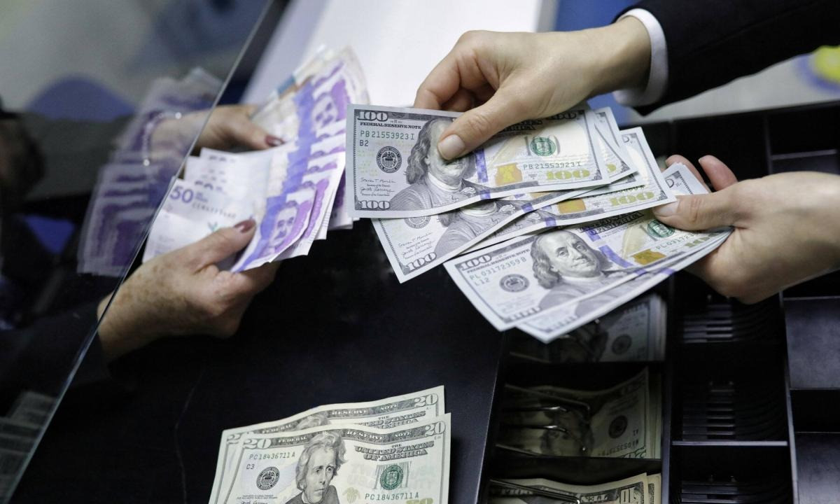 Hàng loạt lo lắng về các cuộc đàm phán trần nợ của Mỹ khiến đồng USD biến động.