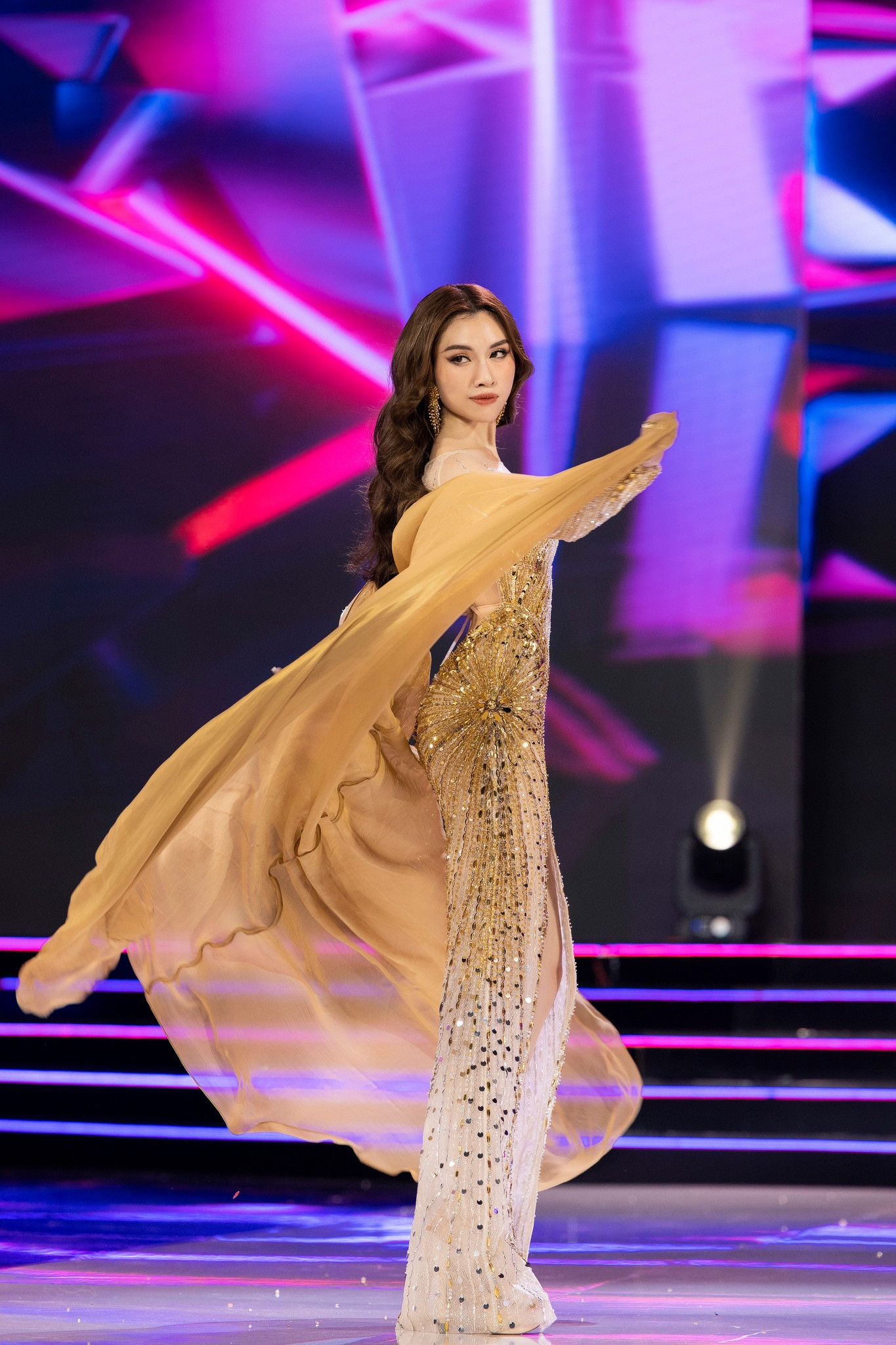 Thanh Thanh Huyền xin lỗi khán giả vì out top 20. Thanh Thanh Huyền xin lỗi khán giả vì out top 20.