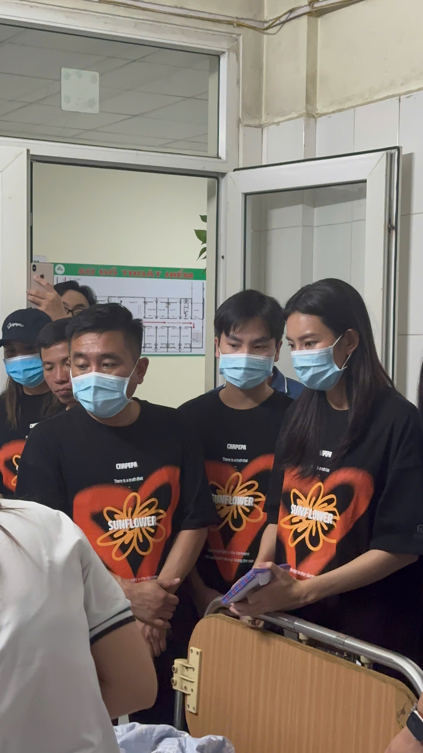 Hoa hậu Thùy Tiên và Đỗ Thị Hà đến tận vùng lũ trao phần quà hỗ trợ cho người dân, chiến sĩ.