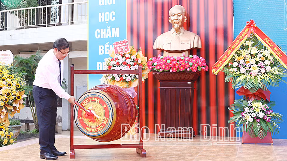 Đồng chí Bí thư Tỉnh uỷ Phạm Gia Túc đánh trống khai giảng năm học mới. Đồng chí Bí thư Tỉnh uỷ Phạm Gia Túc đánh trống khai giảng năm học mới.