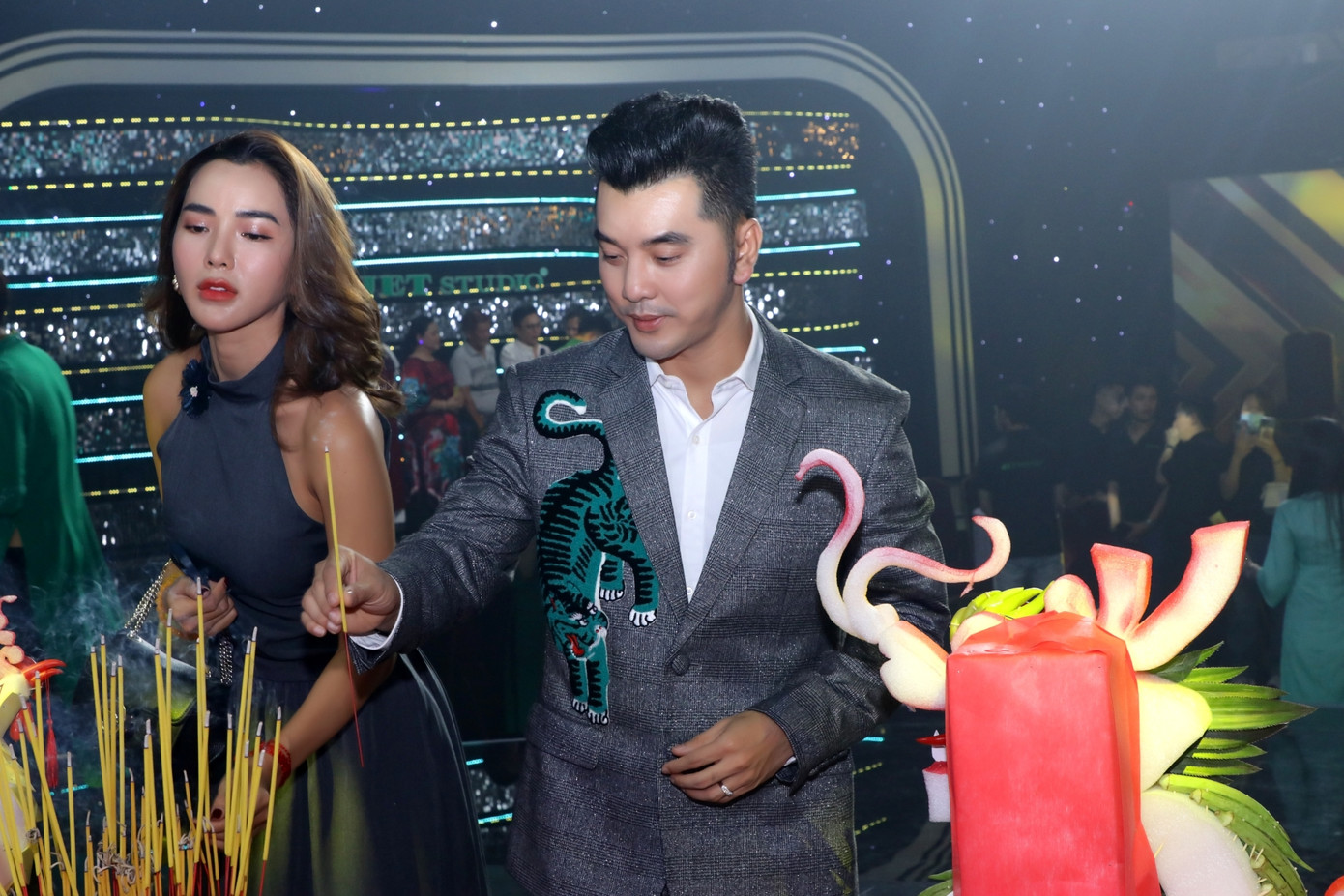 Vợ chồng Ưng Hoàng Phúc - Kim Cương dâng hương Tổ nghề. Gần đây, vợ chồng nam nghệ sĩ gặp tranh luận khi thực hiện cứu trợ tại Hà Nội.