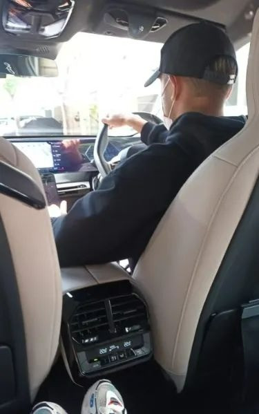 Thẩm Chấn Hiên lấy tên thật Hạo Minh để làm tài xế xe công nghệ. Thẩm Chấn Hiên lấy tên thật Hạo Minh để làm tài xế xe công nghệ.