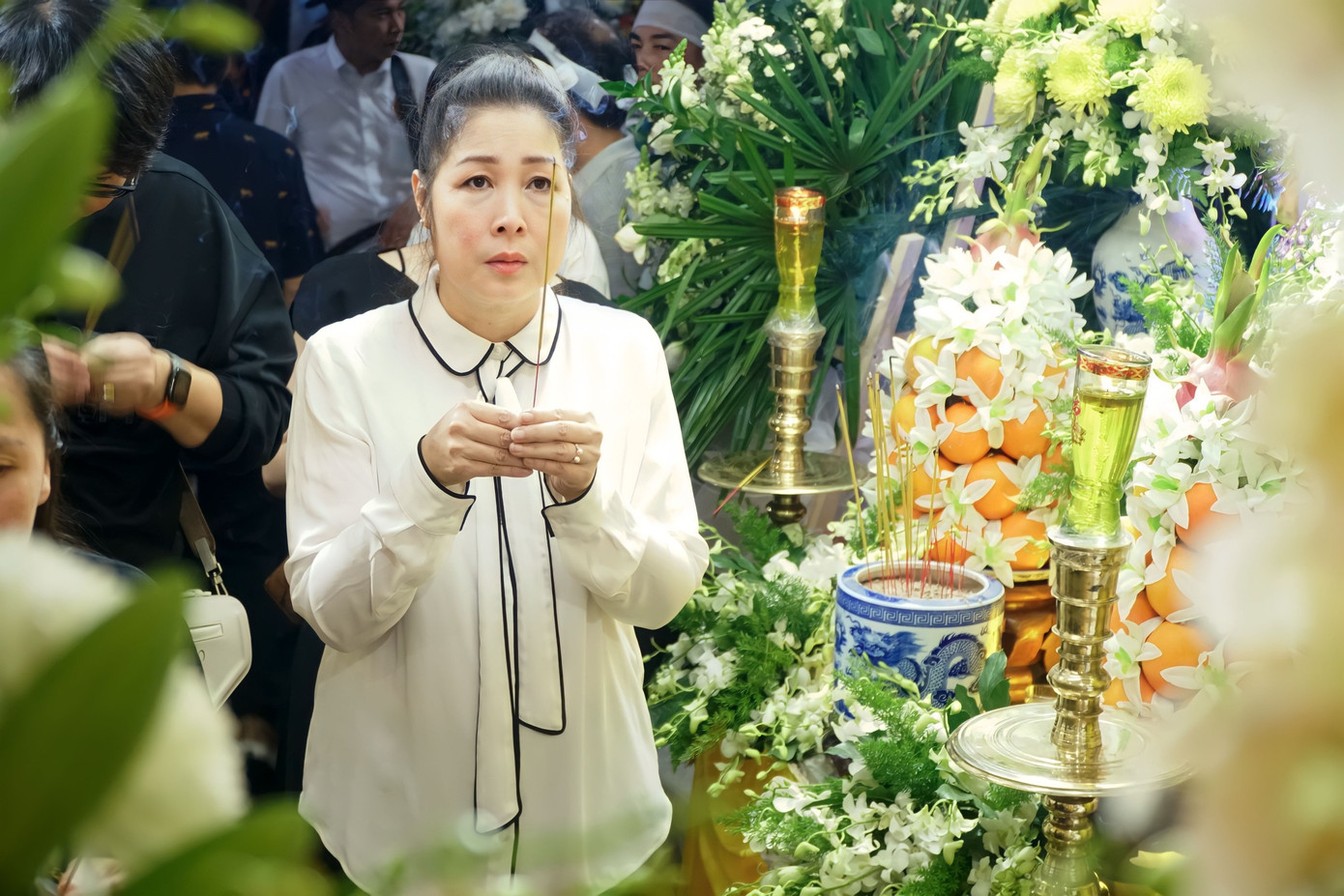 Hồng Vân đến thắp nén hương tiễn biệt nghệ sĩ Vũ Linh. Thời kỳ video cải lương thịnh hành, Hồng Vân hợp tác cùng đàn anh trong các vở như Gả con ăn Tết, Anh em kết nghĩa... Ảnh: Phạm Thành Trung. Hồng Vân đến thắp nén hương tiễn biệt nghệ sĩ Vũ Linh. Thời kỳ video cải lương thịnh hành, Hồng Vân hợp tác cùng đàn anh trong các vở như Gả con ăn Tết, Anh em kết nghĩa... Ảnh: Phạm Thành Trung.