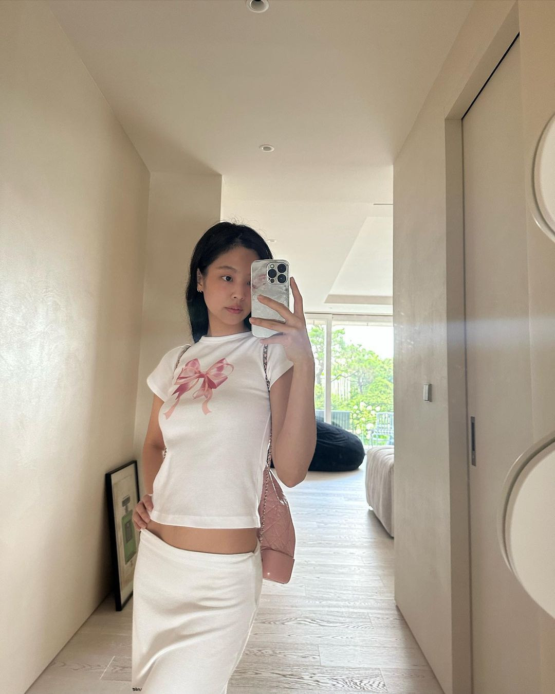 Jennie thường xuyên đăng ảnh ít trang điểm lên trang cá nhân.