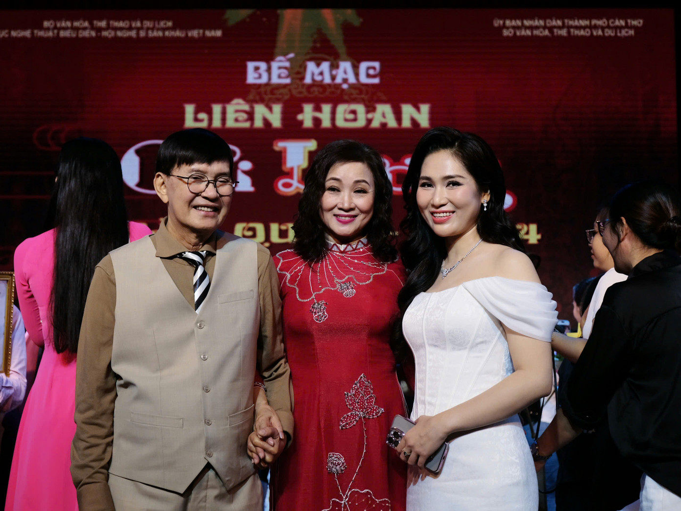 NSND Thanh Điền, NSND Vương Hà và NSƯT Như Huỳnh tại bế mạc Liên hoan cải lương toàn quốc.