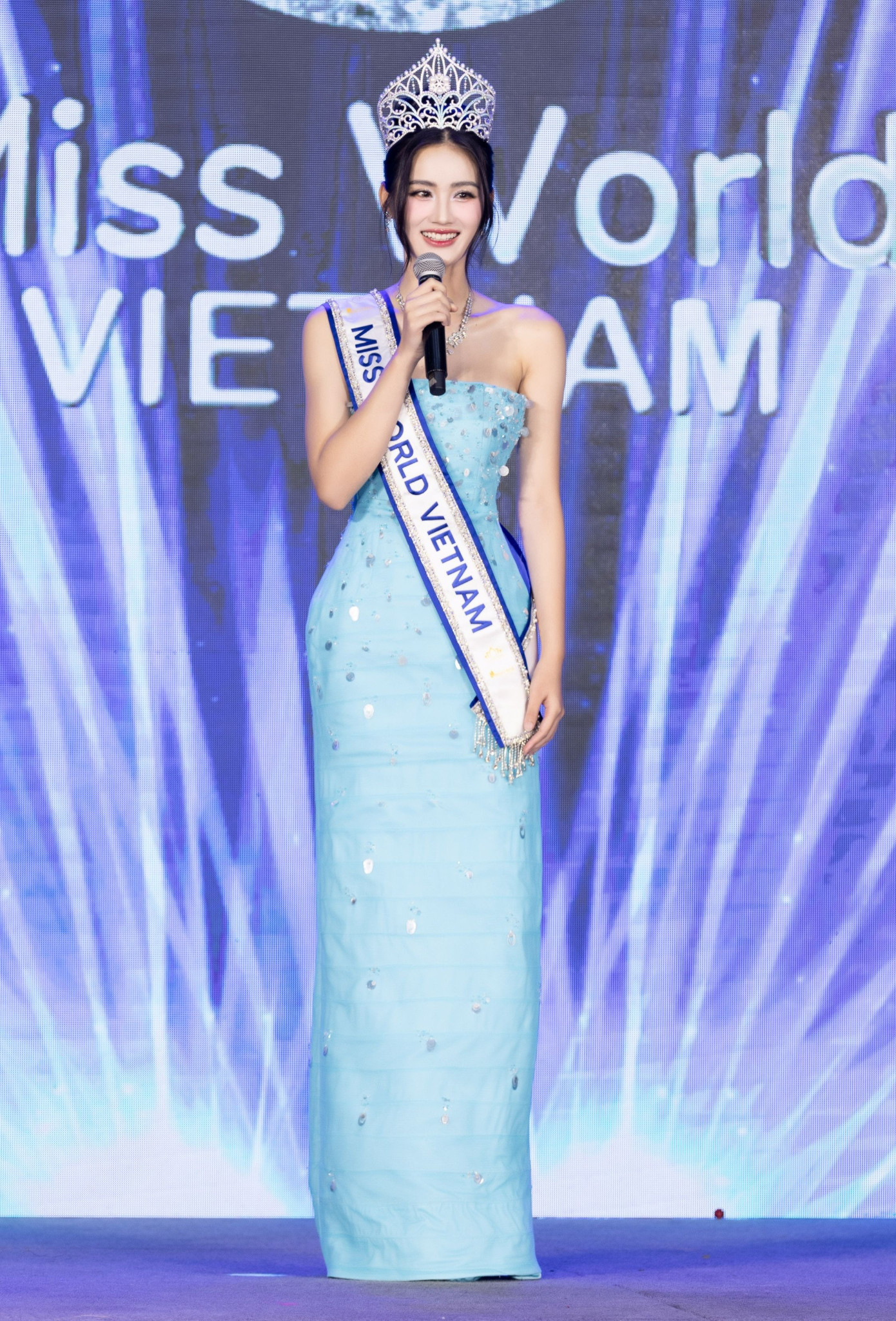 Xuyên suốt video giới thiệu bản thân, Ý Nhi gửi gắm tình yêu đối với quê hương đất nước, niềm tự hào về lịch sử dân tộc, sự trân trọng dành cho người Việt Nam qua từng khung hình. Hoa hậu Ý Nhi cũng trình chiếu video nhìn lại hành trình dự án nhân ái “Heart To Head - Hành trình Trái tim và Khối óc”, đi qua 12 tỉnh thành trao 20 tủ sách đến học sinh vùng sâu. Dự án cũng bao gồm việc sửa chữa, cải tạo cơ sở vật chất, mang đến những thay đổi tích cực cho trẻ em có hoàn cảnh khó khăn.