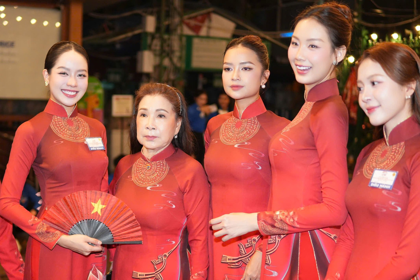 Khoảnh khắc Hoa hậu Thanh Thủy, NSND Kim Xuân, Hoa hậu Ngọc Châu, Hoa hậu Bảo Ngọc và Kiều Duy (từ trái qua) trước giờ diễn ra đại lễ.