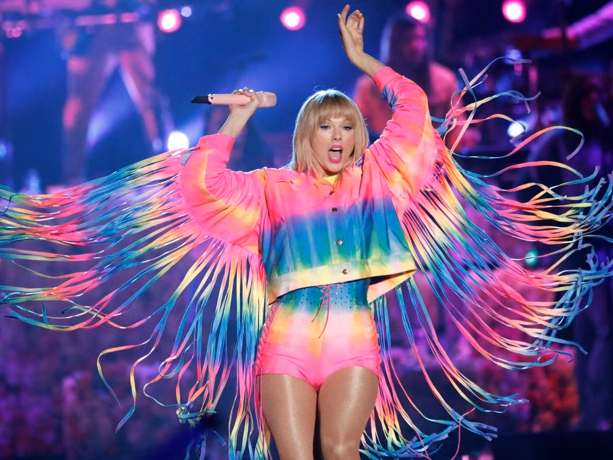 Không ai đoán được Taylor Swift còn làm được những gì trong tương lai. Không ai đoán được Taylor Swift còn làm được những gì trong tương lai.