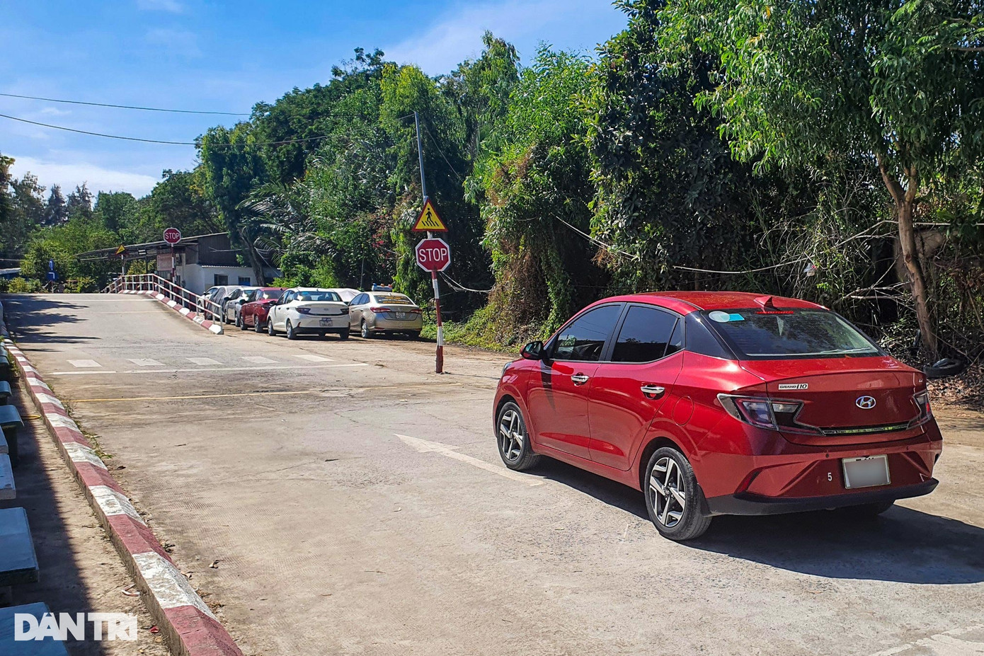 Học viên đang thi sát hạch giấy phép lái xe tại một trung tâm ở huyện Nhà Bè, TPHCM (Ảnh: An Huy). Học viên đang thi sát hạch giấy phép lái xe tại một trung tâm ở huyện Nhà Bè, TPHCM (Ảnh: An Huy).