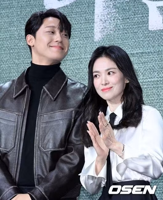 Người tình màn ảnh của Song Hye Kyo nhập ngũ giữa lúc sự nghiệp đang lên.