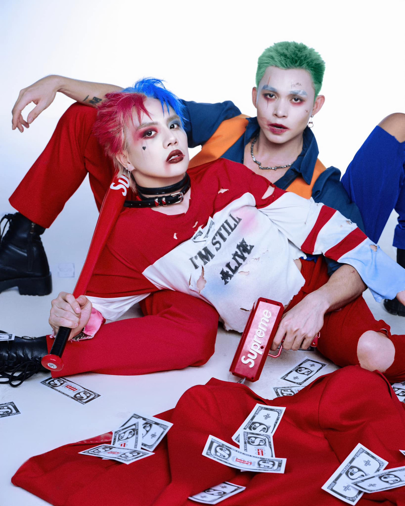 Duy Khánh trước đó hợp tác cùng Jun Phạm trong bộ ảnh hóa trang thành bộ đôi Joker - Harley Quiin, ác nhân nổi tiếng của Vũ trụ Điện ảnh DC.