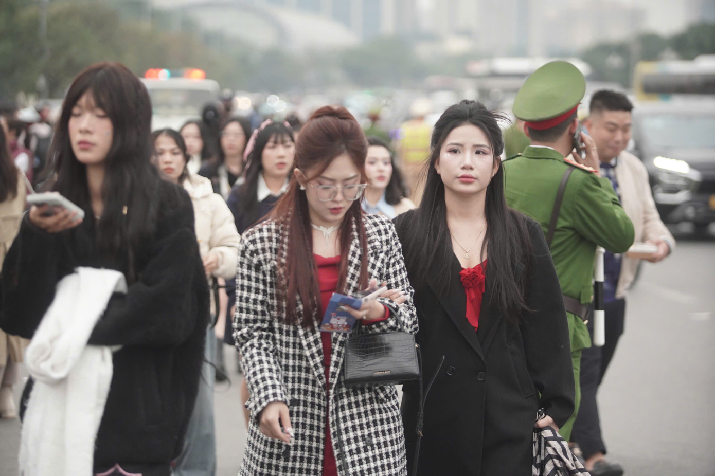 Lực lượng công an xuất hiện khu vực ngoài sân khấu để đảm bảo an ninh trật tự. Do tổ chức vào ngày đầu tuần và khung giờ tan tầm, giao thông quanh khu vực sân vận động Mỹ Đình tiếp tục tắc nghẽn, dự kiến &quot;thất thủ&quot; vào khung 18h-19h.