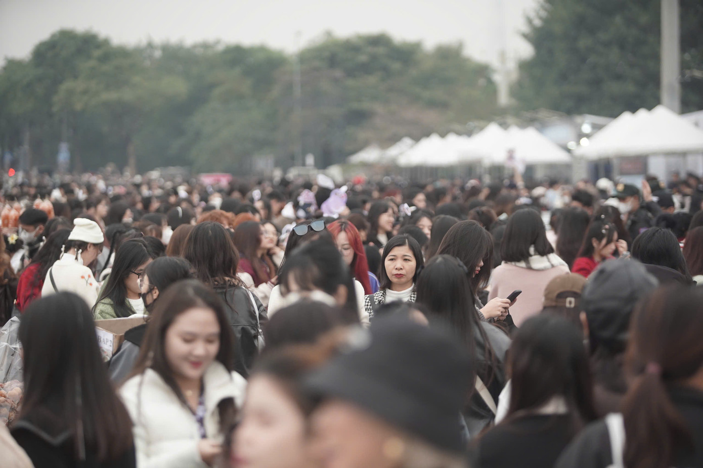 Quang cảnh lượng người lúc nhúc, đổ dồn vào sân vận động Mỹ Đình. Đây là khán giả mua vé ngồi, không áp lực chuyện check-in. Lượng lớn khán giả đã vào sân khấu trước đó. Họ chủ yếu là khán giả mua vé đứng, đến sớm giành chỗ đẹp để tương tác với các anh trai.