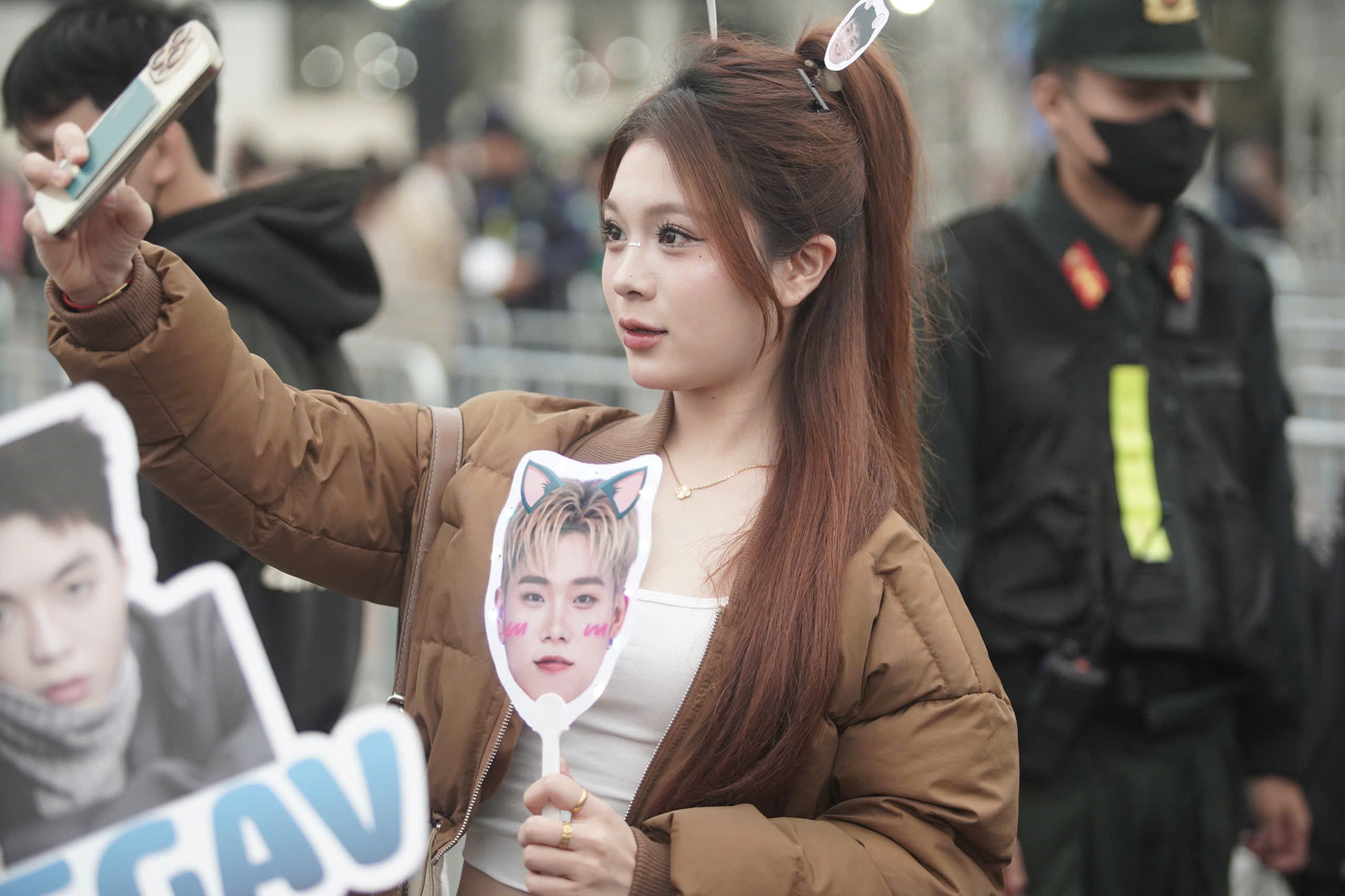 Người hâm mộ của Dương Domic đầu tư quạt cầm tay, phụ kiện đội đầu in hình thần tượng. Cô ghi lại khoảnh khắc ngoài sân khấu trước khi vào trong cổ vũ, thưởng thức đêm nhạc có 30 anh trai.