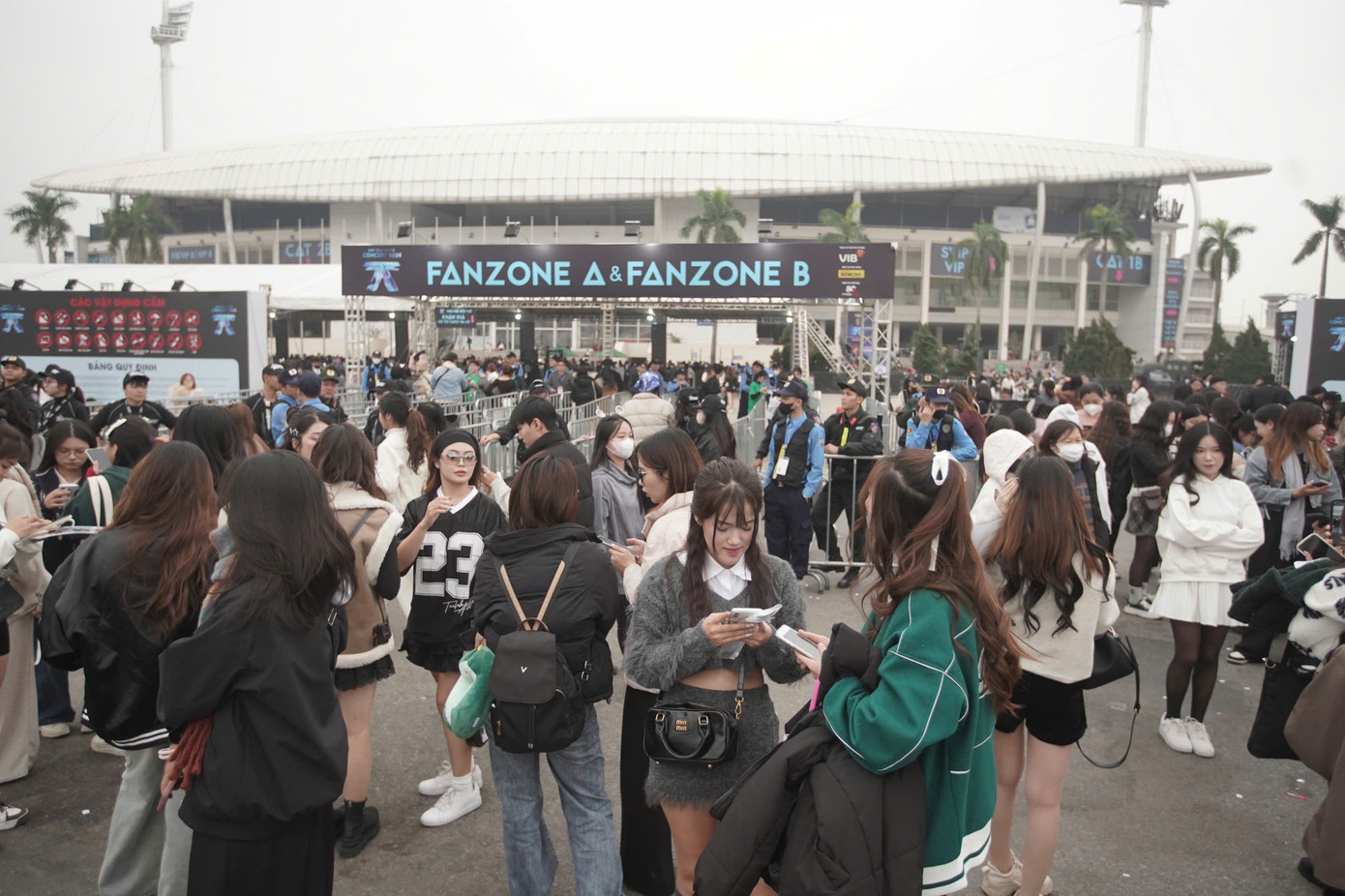 Theo ghi nhận của Tiền Phong, lúc 16h ngày 9/12, lượng người đổ về sân vận động Mỹ Đình ngày càng đông. Đây là nhóm khán giả đến xem concert Anh trai say hi đêm thứ hai tại Hà Nội.
