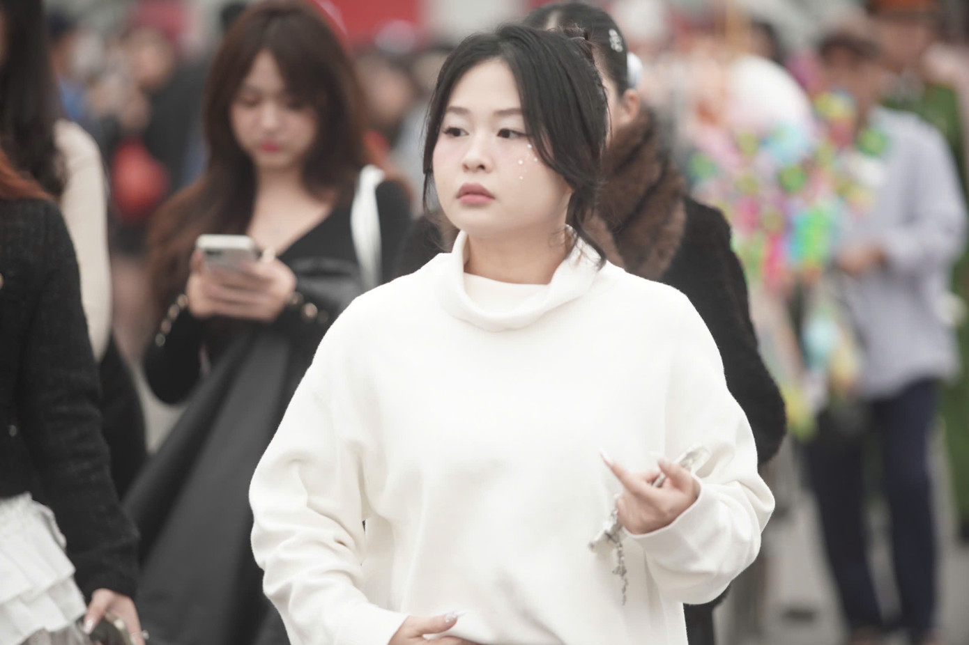 Bên cạnh khán giả trên 18 tuổi tự đi xem show, nhiều phụ huynh bỏ thời gian, công việc để dẫn con đến xem các anh trai biểu diễn ở sân vận động Mỹ Đình.