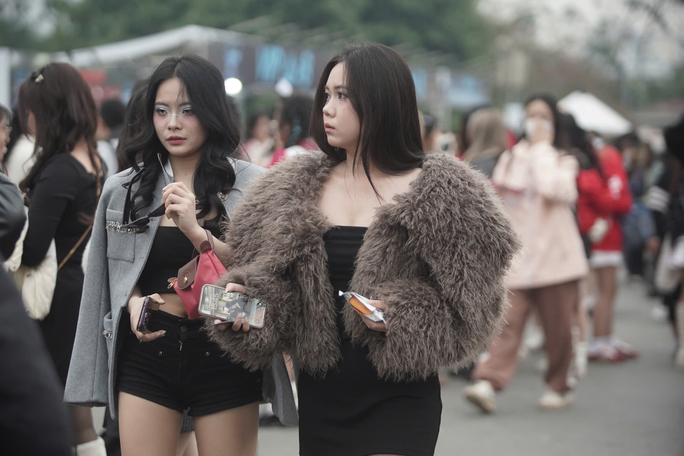 Có nhiều người không ngại thời tiết lạnh giá của Hà Nội, diện váy quây, crop-top và quần cao trên gối đến thưởng thức đêm nhạc.