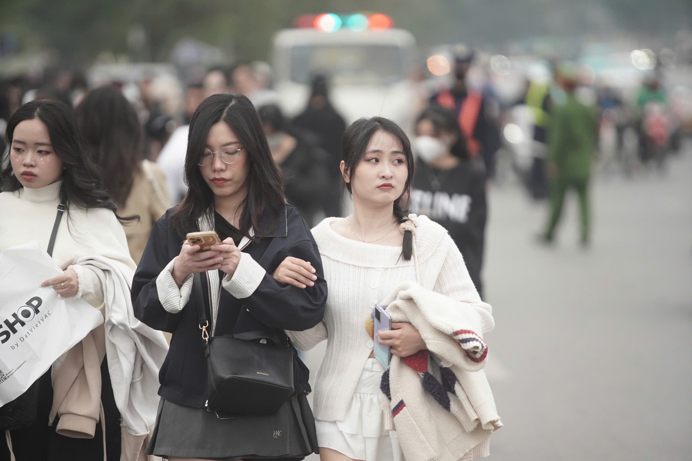 Nhiều bạn trẻ mặc ấm, chuẩn bị áo khoác ngoài phòng trường hợp cảm lạnh.