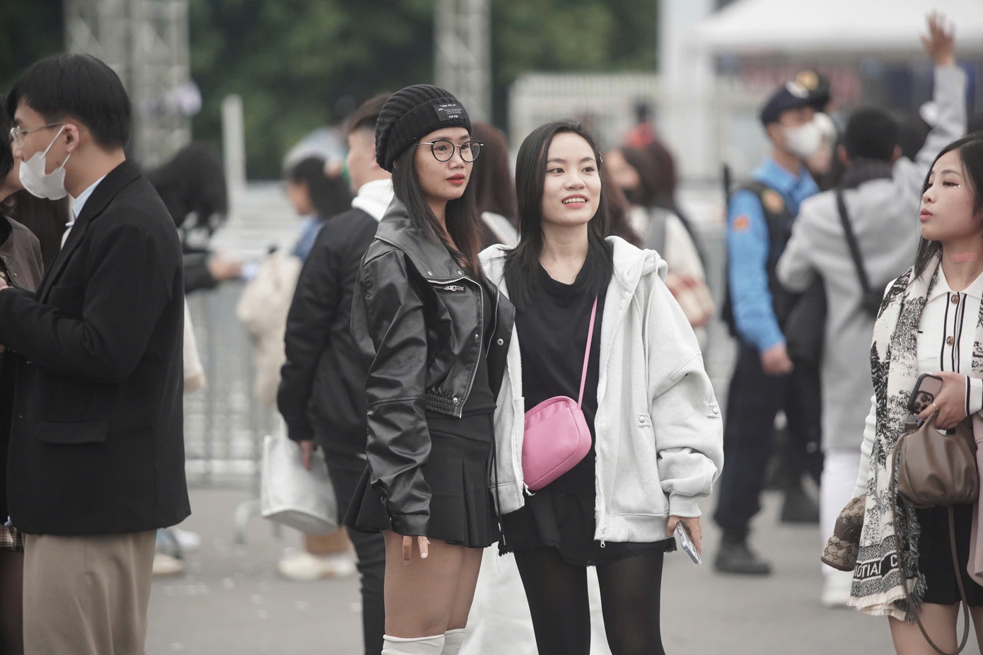 Phong cách xem concert trái ngược của đôi bạn tại sân vận động Mỹ Đình. Theo Trung tâm Dự báo khí tượng thủy văn quốc gia, Hà Nội hôm 9/12 nhiều mây, không mưa, trời rét, nhiệt độ thấp nhất 15-17 độ. C Nhiệt độ cao nhất 18-20 độ C.