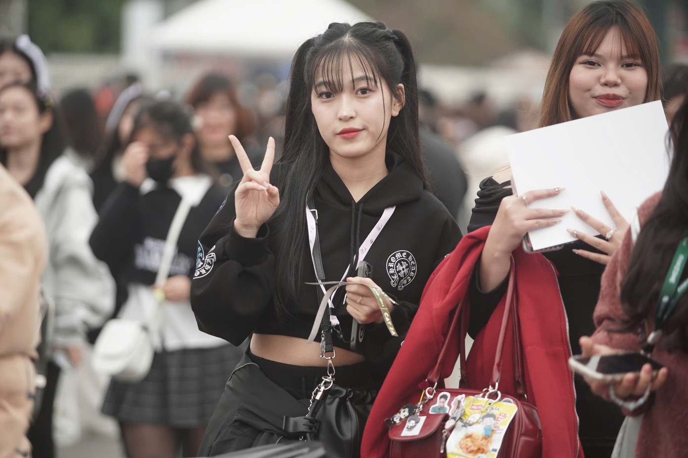 Bên cạnh khán giả trên 18 tuổi tự đi xem show, nhiều phụ huynh bỏ thời gian, công việc để dẫn con đến xem các anh trai biểu diễn ở sân vận động Mỹ Đình.