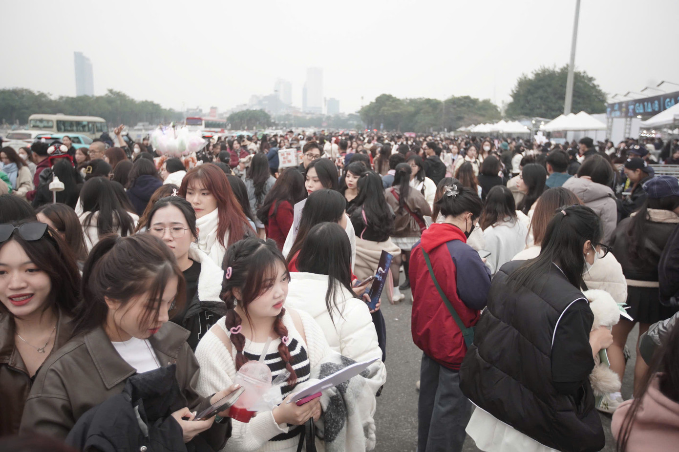 Bên cạnh khán giả có sẵn vé điện tử, nhiều khán giả trẻ đến để mua vé của phe &quot;chợ đen&quot;.