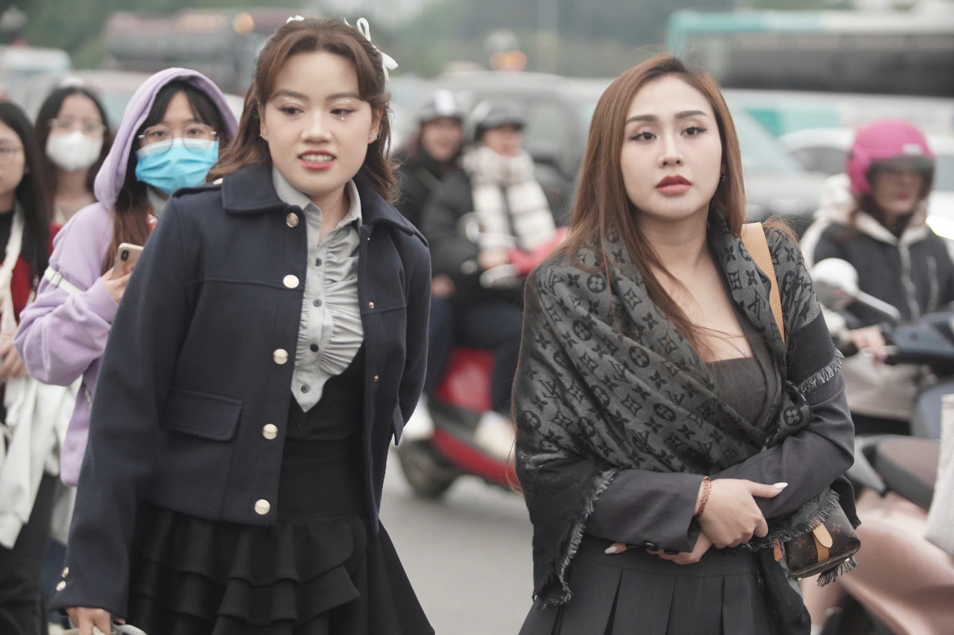 Bên cạnh khán giả trên 18 tuổi tự đi xem show, nhiều phụ huynh bỏ thời gian, công việc để dẫn con đến xem các anh trai biểu diễn ở sân vận động Mỹ Đình.