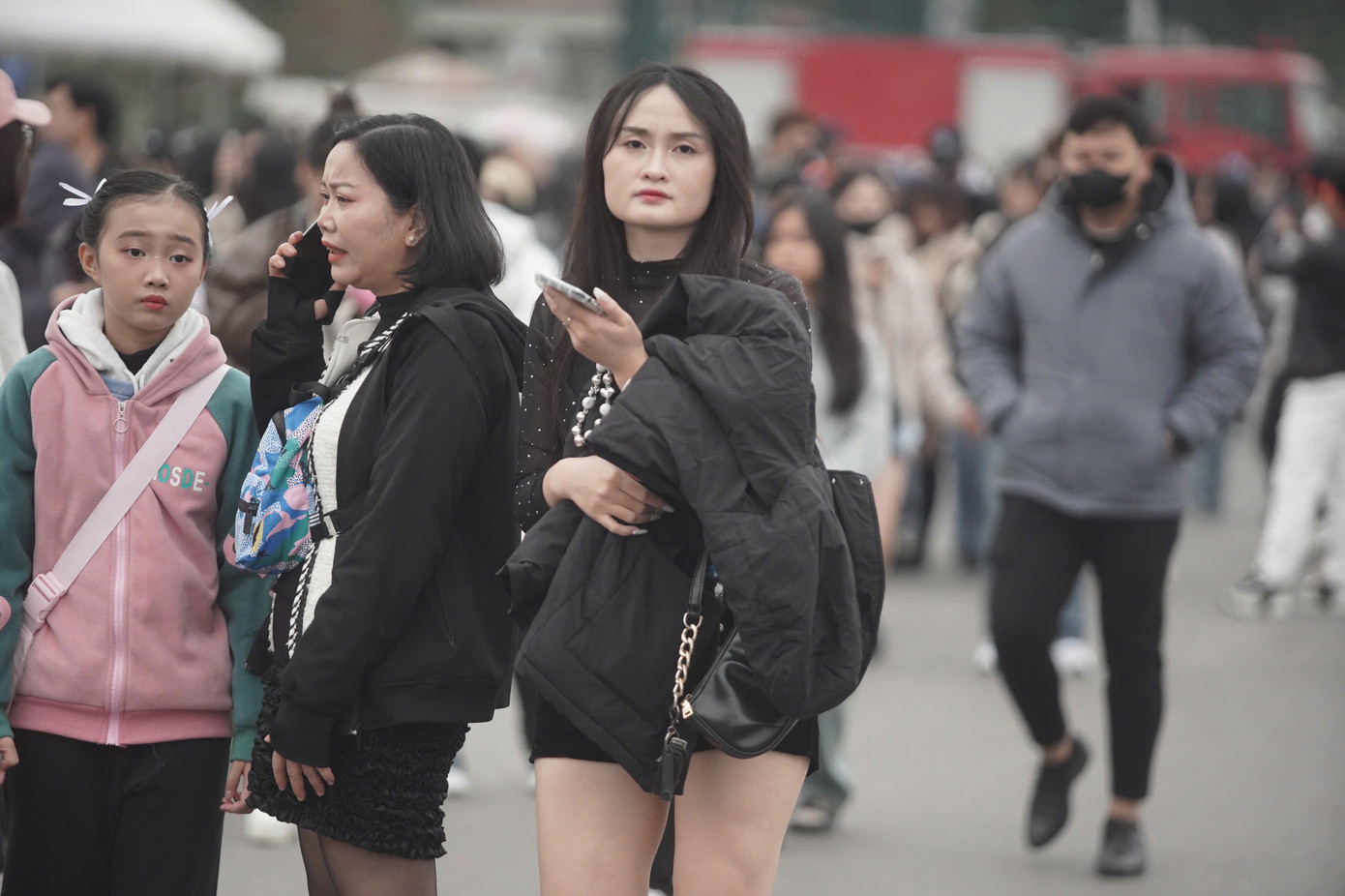 Bên cạnh khán giả trên 18 tuổi tự đi xem show, nhiều phụ huynh bỏ thời gian, công việc để dẫn con đến xem các anh trai biểu diễn ở sân vận động Mỹ Đình.