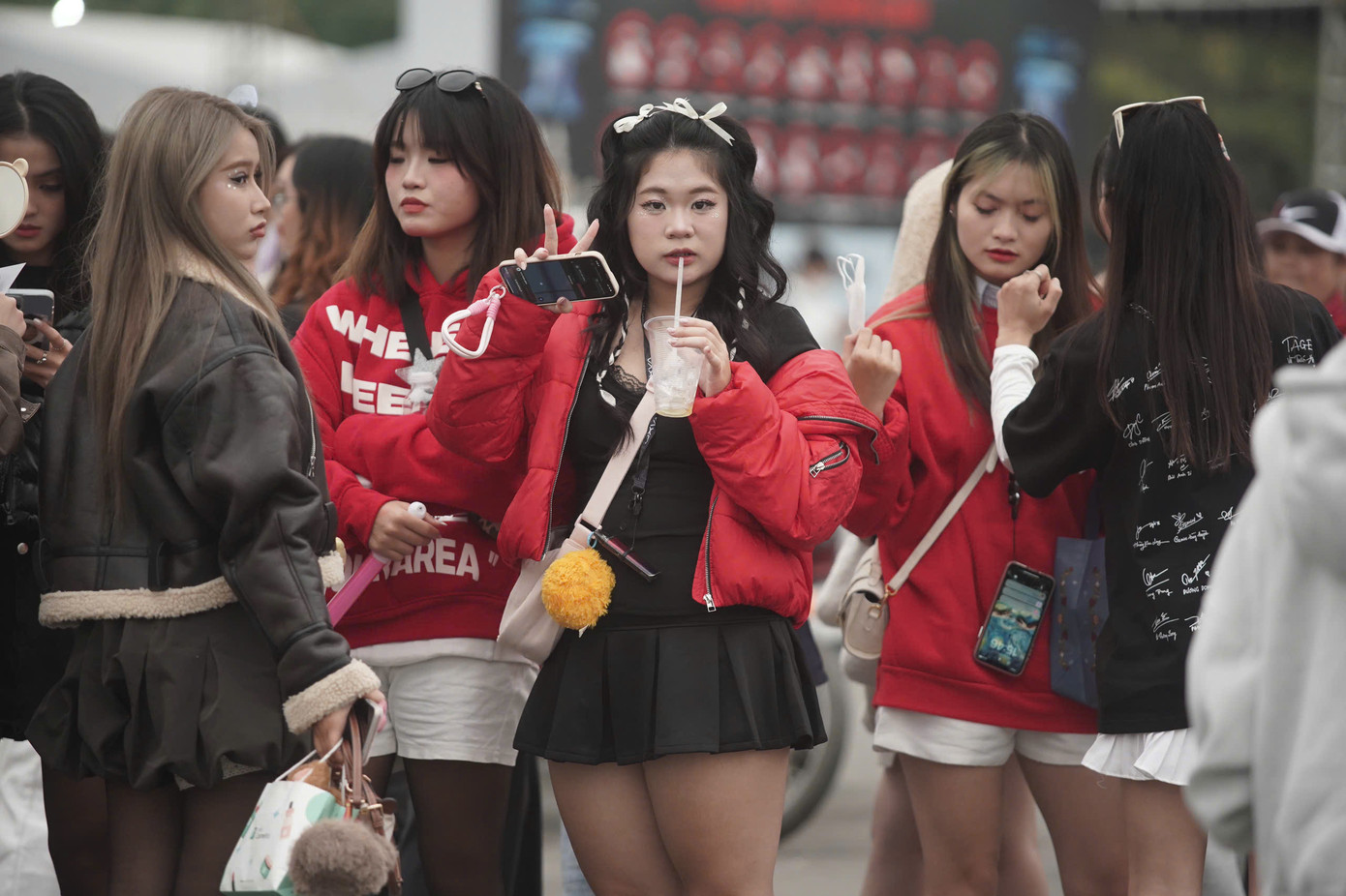 Do đứng xếp hàng chờ đổi vé đến 4-5 tiếng, nhiều bạn trẻ chuẩn bị sẵn đồ ăn, thức uống, phòng trường hợp ngất ở khán đài.