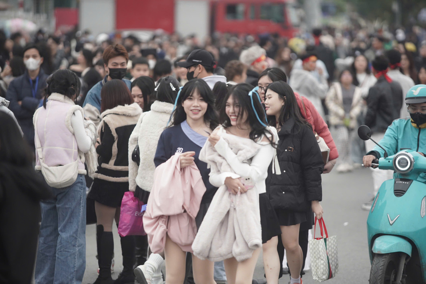 Phóng viên tại hiện trường ghi nhận khán giả trong đêm thứ hai không kém lượng người đến xem concert Anh trai say hi ngày 7/12.