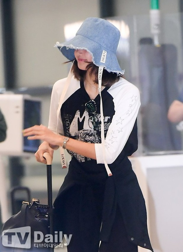 Gần đây, cái tên Lisa liên tục được truyền thông Hàn Quốc nhắc đến. Trang Star News đưa tin thành viên nhóm BlackPink lần thứ hai từ chối gia hạn hợp đồng với YG Entertainment dù công ty đưa ra con số lên đến 50 tỷ won (hơn 900 tỷ đồng). Nhiều thông tin cho rằng Lisa nhận nhiều đề nghị béo bở hơn con số YG Entertainment - nơi phát hiện và đưa Lisa lên đỉnh cao sự nghiệp - đưa ra.